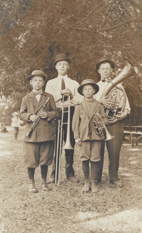 ANONYMOUS - Playing brass instruments in family 