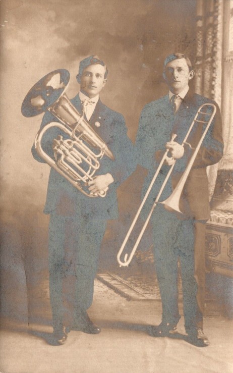 ANONYMOUS - Tuba and trombone plyers