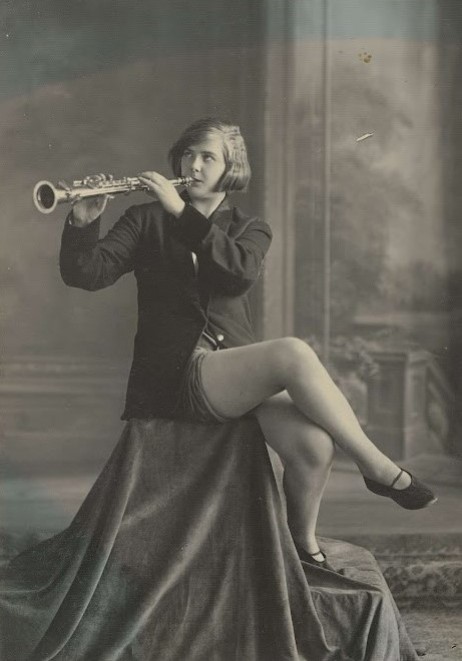 ANONYMOUS - Woman playing soprano saxophone 