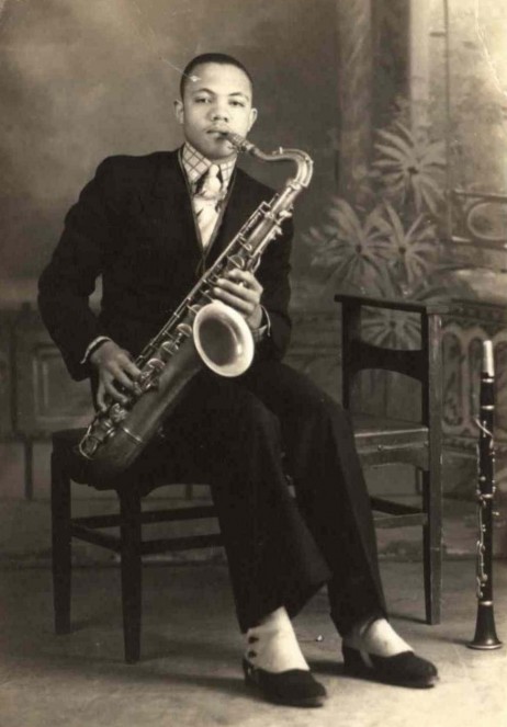 ANONYMOUS - Saxophonist in studio 