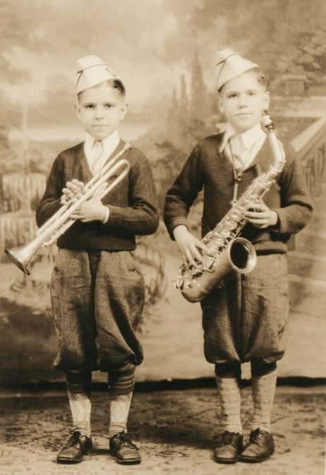 ANONYMOUS - Two kids with trumpet and saxophone