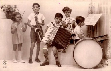 ANONYMOUS - Kids playing music