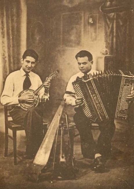 ANONYMOUS - Le célèbre accordéoniste Jean Zager et son partenaire Sam's, le roi de la scie musicale
